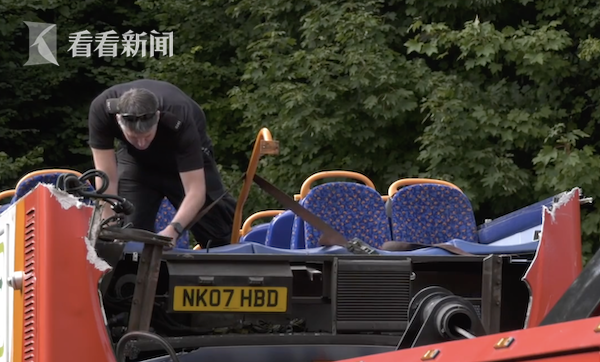 英國校車司機抄近路不顧限高 巴士車頂全被削掉 英國校車司機抄近路不顧限高 巴士車頂全被削掉