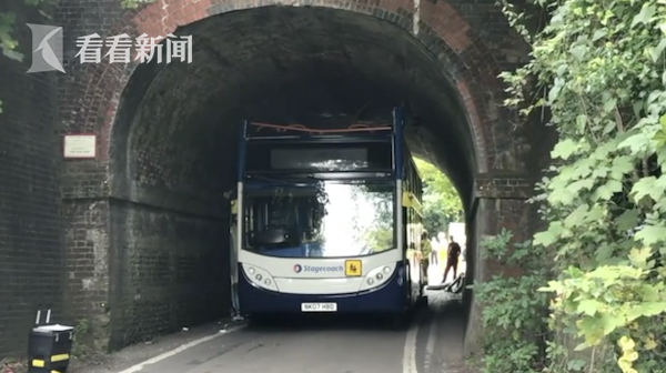 英國校車司機抄近路不顧限高 巴士車頂全被削掉 英國校車司機抄近路不顧限高 巴士車頂全被削掉