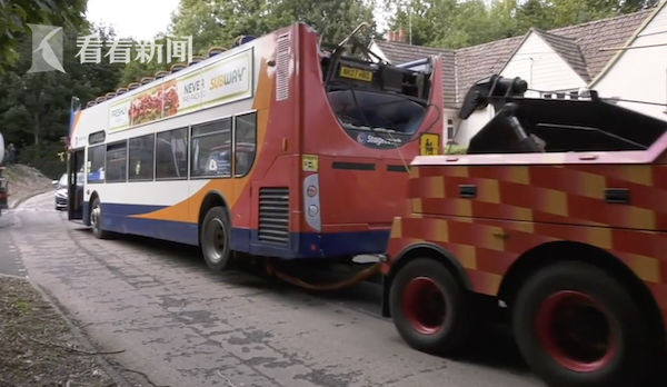 英國校車司機抄近路不顧限高 巴士車頂全被削掉 英國校車司機抄近路不顧限高 巴士車頂全被削掉