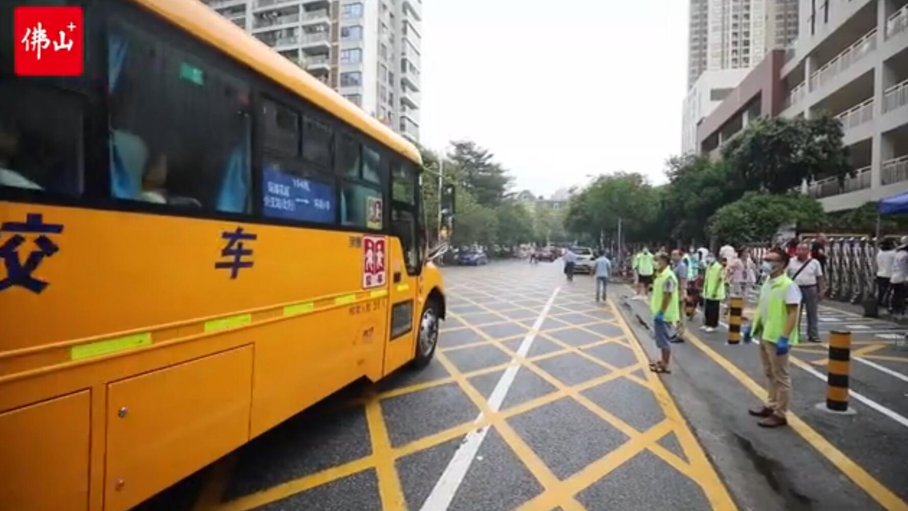 佛山“共享校車”運營 專人全程護送助學(xué)生安全到校