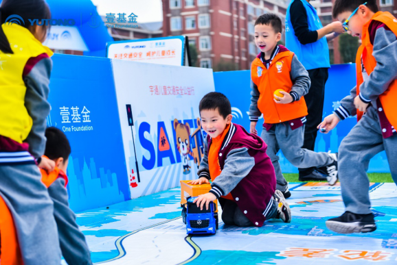 兒童交通安全公益行走進宜賓 宇通演繹愛的N次方 兒童交通安全公益行走進宜賓 宇通演繹愛的N次方