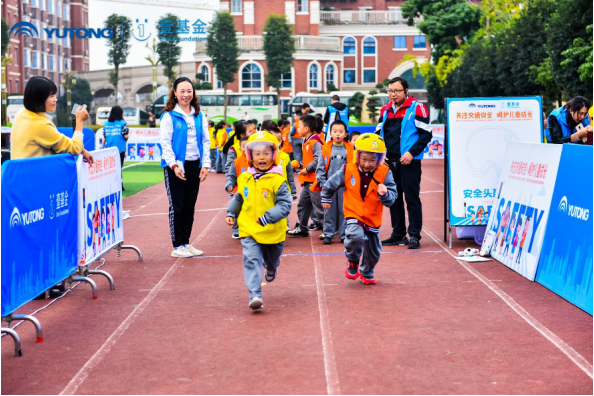 兒童交通安全公益行走進宜賓 宇通演繹愛的N次方 兒童交通安全公益行走進宜賓 宇通演繹愛的N次方