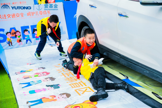 織牢安全保護網！宇通攜手壹基金傾情兒童交通安全教育