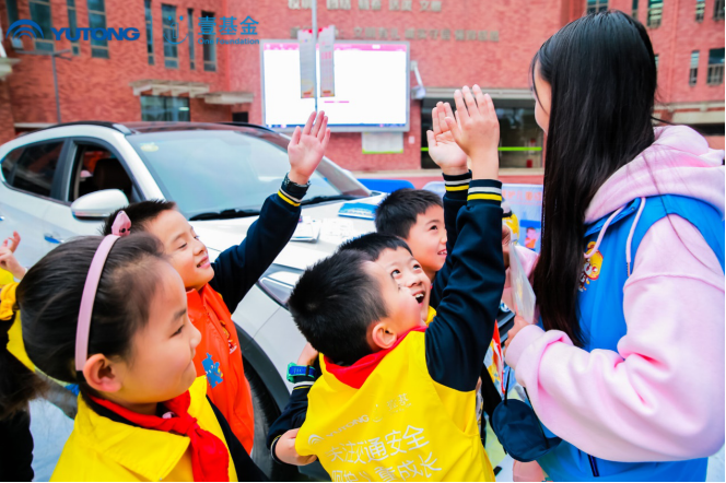 織牢安全保護網！宇通攜手壹基金傾情兒童交通安全教育