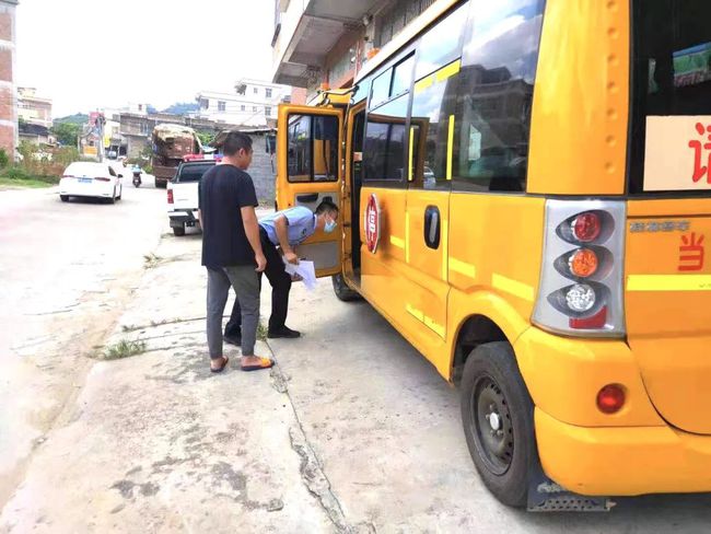 開學第一周,校車大“體檢” 開學第一周,校車大“體檢”