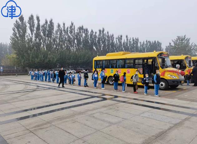 刷臉上下、超速報(bào)警、專員看護(hù)……安全媲美運(yùn)鈔車的陽光校車試點(diǎn)投用