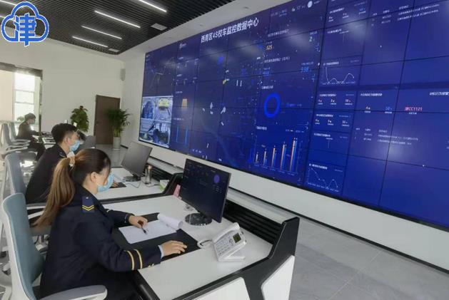 刷臉上下、超速報(bào)警、專員看護(hù)……安全媲美運(yùn)鈔車的陽光校車試點(diǎn)投用