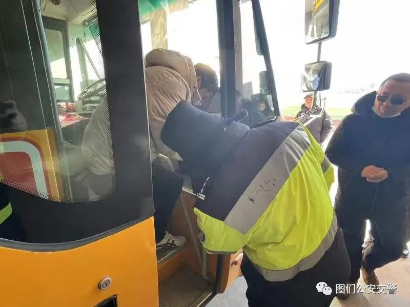 圖們公安交警檢查校車運(yùn)行安全情況/ 圖們公安交警檢查校車運(yùn)行安全情況