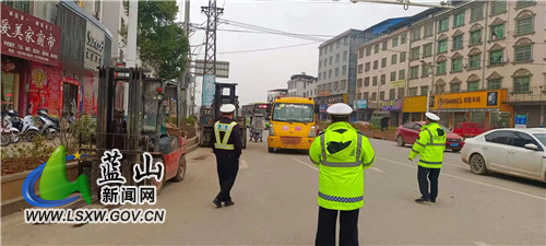 藍山:加強路面執法監管保障校車運行安全 b5cbf0c053c439602d19f58629a99df.jpg