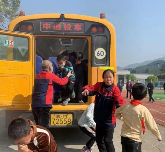 雙牌:開展校車應急演練確保師生乘車安全 雙牌:開展校車應急演練確保師生乘車安全