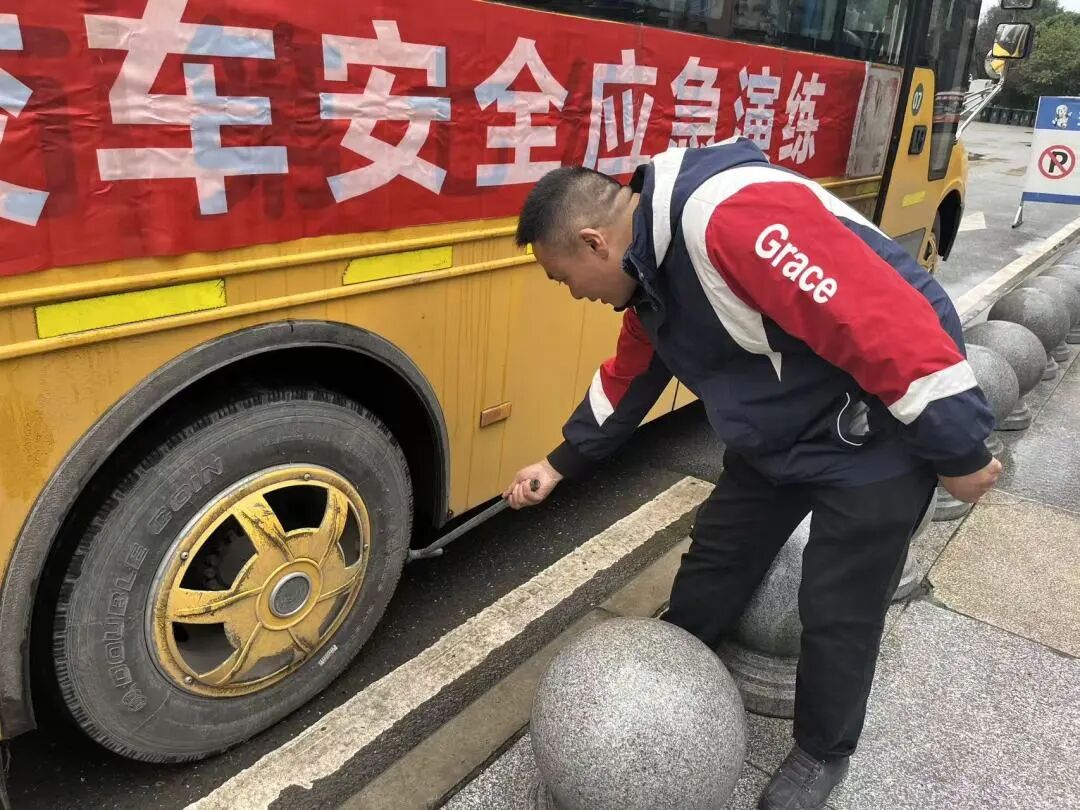 平安乘車 安全“童”行——射洪七幼校車安全應急演練