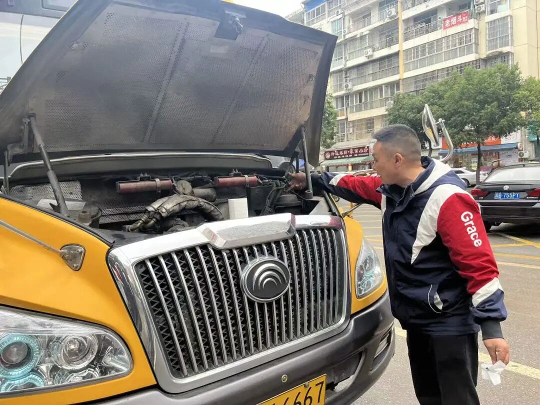 平安乘車 安全“童”行——射洪七幼校車安全應急演練