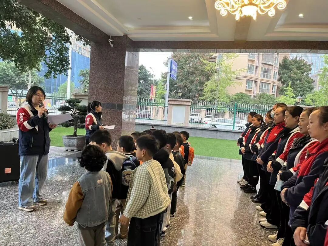 平安乘車 安全“童”行——射洪七幼校車安全應急演練