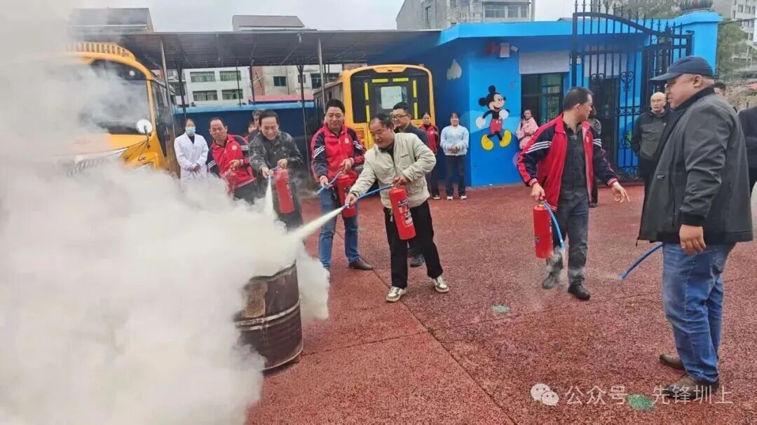 筑牢安全防線 守護童心出行——圳上鎮開展校車安全應急演練