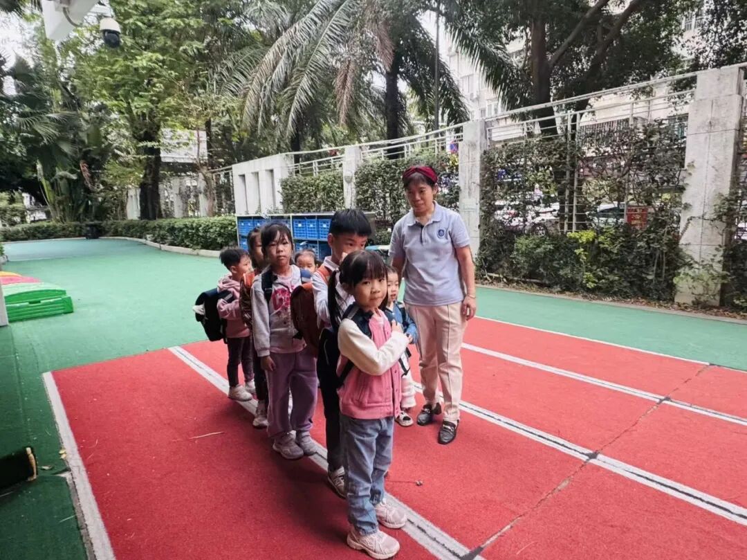 【校園快訊】安全常識(shí)我知道——校車疏散演練 【校園快訊】安全常識(shí)我知道——校車疏散演練