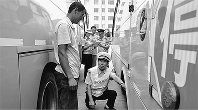 校車“體檢”迎開學