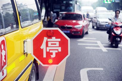 變道逆行超校車 收到處罰“第一單”