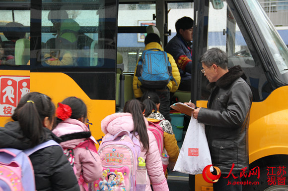 南京六合校車運營堅持三不出做到4年零事故/ 南京六合校車運營堅持三不出做到4年零事故