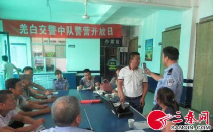 陜西省大荔大隊羌白中隊開展校車安全座談會暨警營開放日活動/ 陜西省大荔大隊羌白中隊開展校車安全座談會暨警營開放日活動