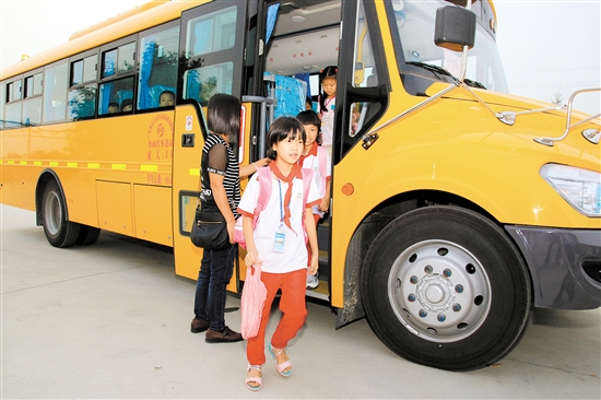 每年投入營(yíng)運(yùn)費(fèi)用達(dá)1710多萬(wàn)元校車服務(wù)臺(tái)山經(jīng)驗(yàn)在全省推廣 中國(guó)財(cái)經(jīng)界 www.qbjrxs.com