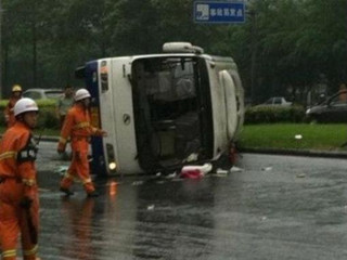 網(wǎng)友現(xiàn)場播報：成都幼兒園客車側(cè)翻（圖） 